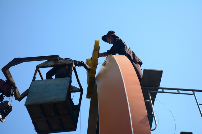 Công tác chuẩn bị đêm hoa đăng kỷ niệm đức Phật A-di-đà (phần 2)