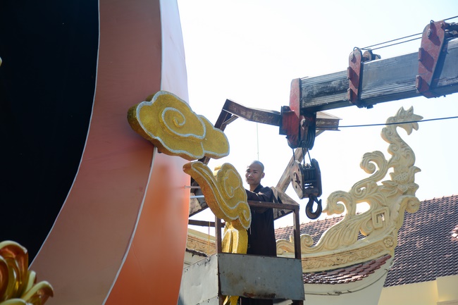 Công tác chuẩn bị đêm hoa đăng kỷ niệm đức Phật A-di-đà (phần 2)