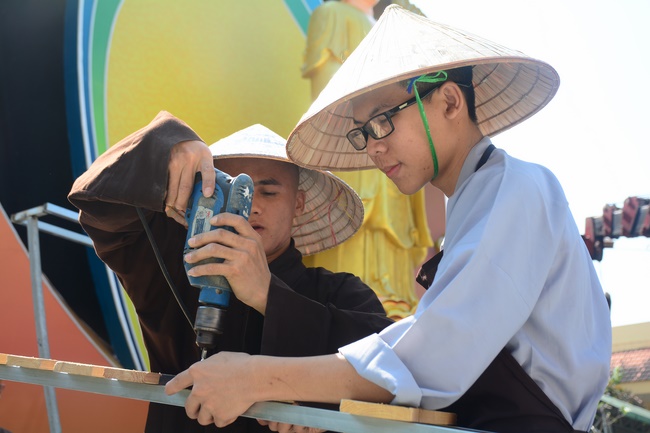 Công tác chuẩn bị đêm hoa đăng kỷ niệm đức Phật A-di-đà (phần 2)