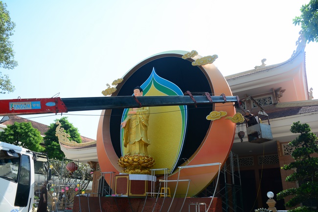 Công tác chuẩn bị đêm hoa đăng kỷ niệm đức Phật A-di-đà (phần 2)