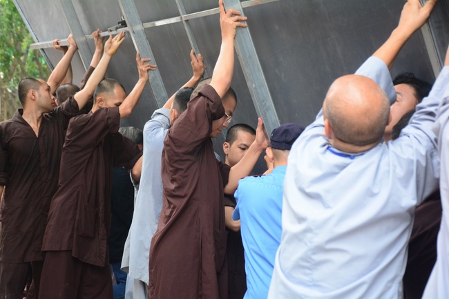 Công tác chuẩn bị đêm hoa đăng kỷ niệm đức Phật A-di-đà (phần 2)