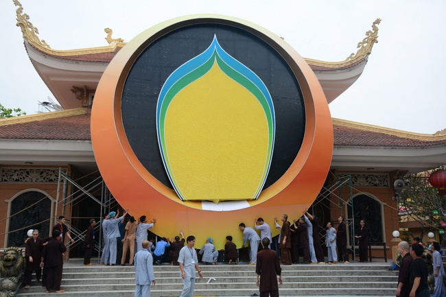 Công tác chuẩn bị đêm hoa đăng kỷ niệm đức Phật A-di-đà (phần 2)