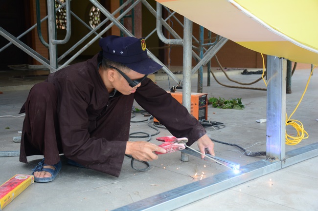 Công tác chuẩn bị đêm hoa đăng kỷ niệm đức Phật A-di-đà (phần 2)