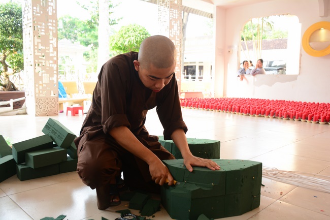 Công tác chuẩn bị đêm hoa đăng kỷ niệm đức Phật A-di-đà (phần 3)