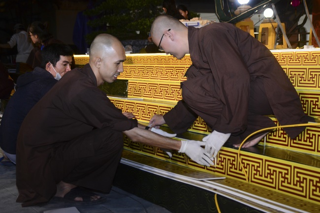 Công tác chuẩn bị đêm hoa đăng kỷ niệm đức Phật A-di-đà (phần 3)