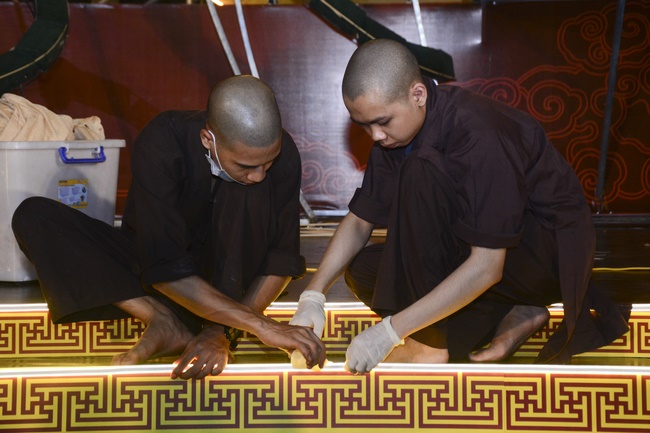 Công tác chuẩn bị đêm hoa đăng kỷ niệm đức Phật A-di-đà (phần 3)