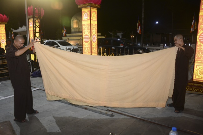 Công tác chuẩn bị đêm hoa đăng kỷ niệm đức Phật A-di-đà (phần 3)