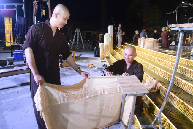 Công tác chuẩn bị đêm hoa đăng kỷ niệm đức Phật A-di-đà (phần 3)