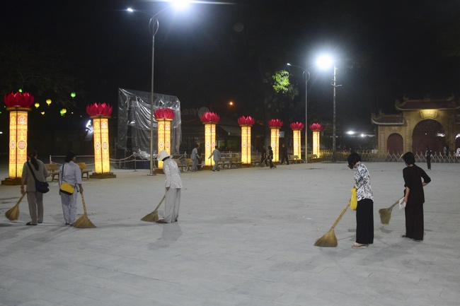 Công tác chuẩn bị đêm hoa đăng kỷ niệm đức Phật A-di-đà (phần 3)