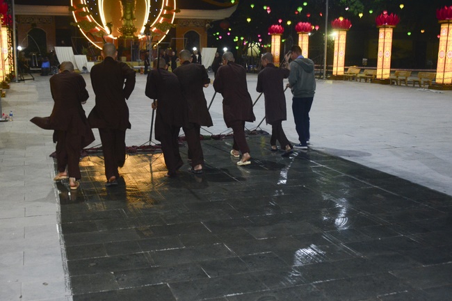 Công tác chuẩn bị đêm hoa đăng kỷ niệm đức Phật A-di-đà (phần 3)