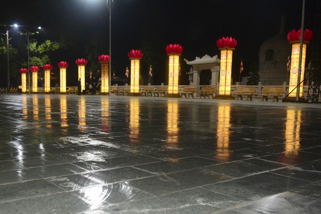 Công tác chuẩn bị đêm hoa đăng kỷ niệm đức Phật A-di-đà (phần 3)