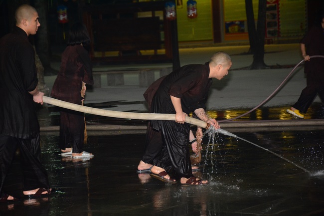 Công tác chuẩn bị đêm hoa đăng kỷ niệm đức Phật A-di-đà (phần 3)