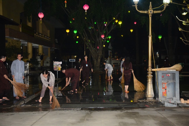 Công tác chuẩn bị đêm hoa đăng kỷ niệm đức Phật A-di-đà (phần 3)