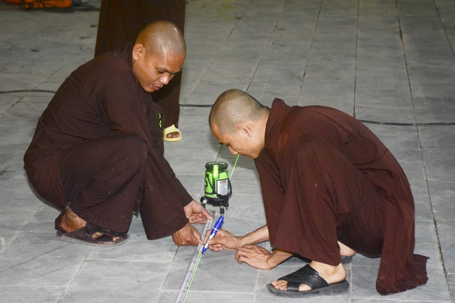 Công tác chuẩn bị đêm hoa đăng kỷ niệm đức Phật A-di-đà (phần 3)