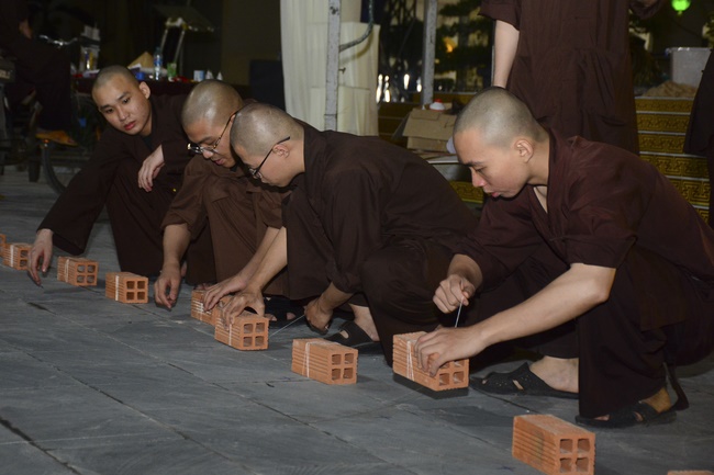 Công tác chuẩn bị đêm hoa đăng kỷ niệm đức Phật A-di-đà (phần 3)