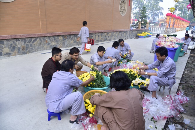 Công tác chuẩn bị đêm hoa đăng kỷ niệm đức Phật A-di-đà (phần 3)