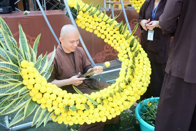 Công tác chuẩn bị đêm hoa đăng kỷ niệm đức Phật A-di-đà (phần 3)