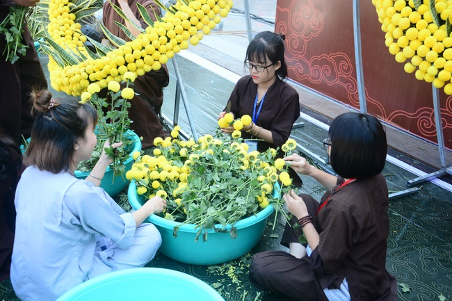 Công tác chuẩn bị đêm hoa đăng kỷ niệm đức Phật A-di-đà (phần 3)