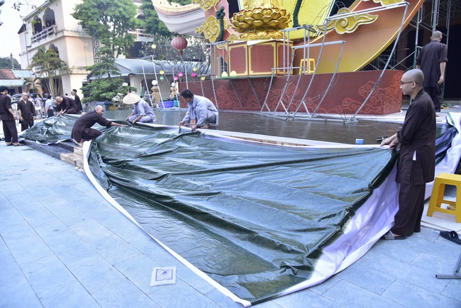 Công tác chuẩn bị đêm hoa đăng kỷ niệm đức Phật A-di-đà (phần 3)