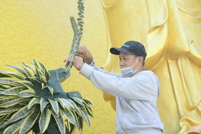 Công tác chuẩn bị đêm hoa đăng kỷ niệm đức Phật A-di-đà (phần 3)