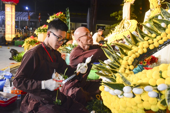 Công tác chuẩn bị đêm hoa đăng kỷ niệm đức Phật A-di-đà (phần 3)