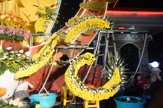 Công tác chuẩn bị đêm hoa đăng kỷ niệm đức Phật A-di-đà (phần 3)