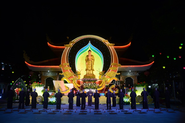 Công tác chuẩn bị đêm hoa đăng kỷ niệm đức Phật A-di-đà (phần 3)