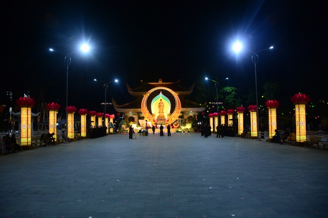 Công tác chuẩn bị đêm hoa đăng kỷ niệm đức Phật A-di-đà (phần 3)