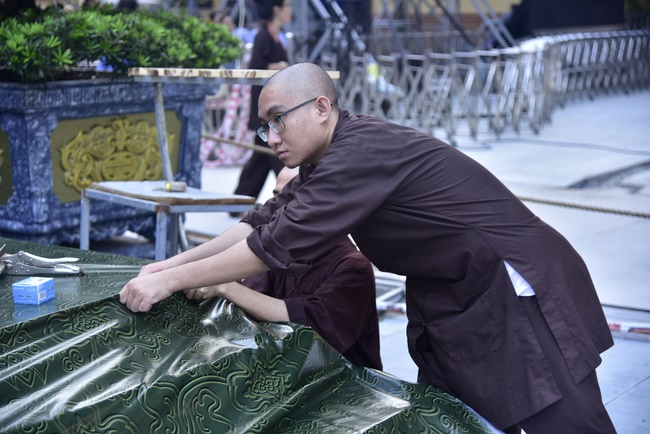 Công tác chuẩn bị đêm hoa đăng kỷ niệm đức Phật A-di-đà (phần 3)