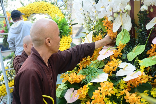 Công tác chuẩn bị đêm hoa đăng kỷ niệm đức Phật A-di-đà (phần 3)