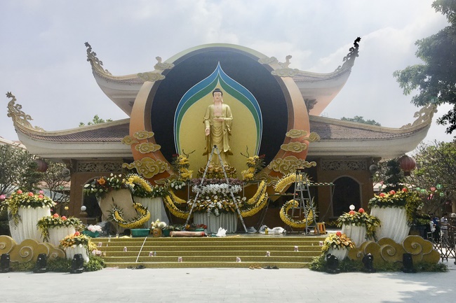 Công tác chuẩn bị đêm hoa đăng kỷ niệm đức Phật A-di-đà (phần 3)