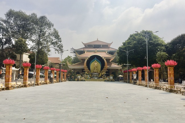 Công tác chuẩn bị đêm hoa đăng kỷ niệm đức Phật A-di-đà (phần 3)