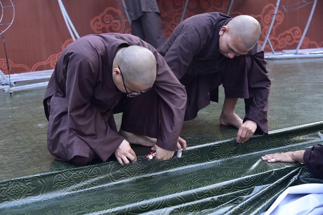 Công tác chuẩn bị đêm hoa đăng kỷ niệm đức Phật A-di-đà (phần 3)