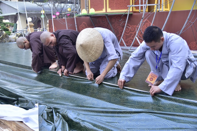 Công tác chuẩn bị đêm hoa đăng kỷ niệm đức Phật A-di-đà (phần 3)