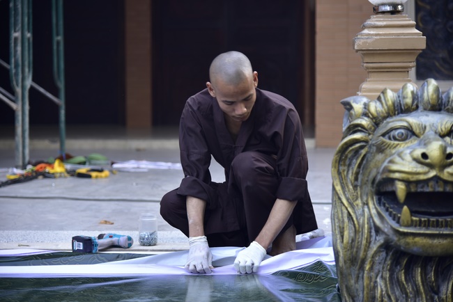 Công tác chuẩn bị đêm hoa đăng kỷ niệm đức Phật A-di-đà (phần 3)