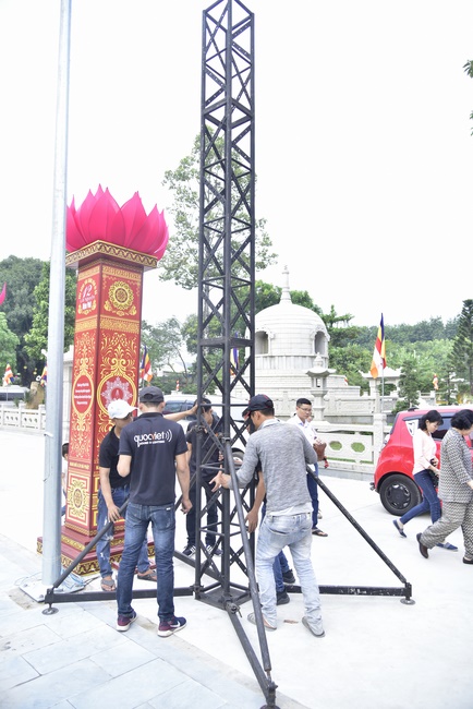 Công tác chuẩn bị đêm hoa đăng kỷ niệm đức Phật A-di-đà (phần 3)