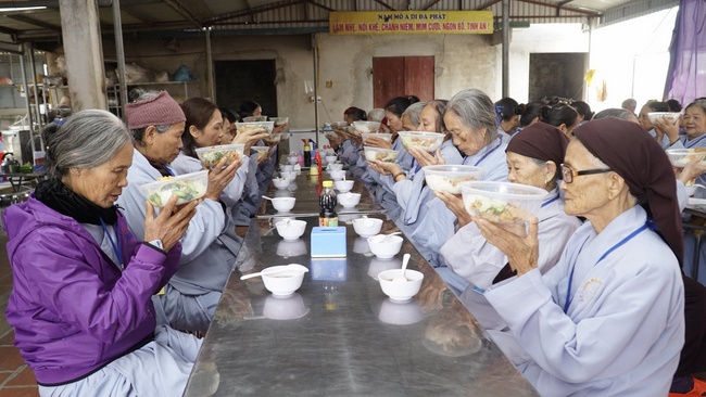 The 2nd day - The 9th retreat  “Learning Practice as the Buddha's teachings” at Dong Cao Pagoda