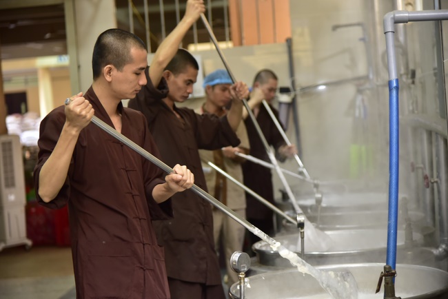 Người công quả - sự hi sinh thầm lặng