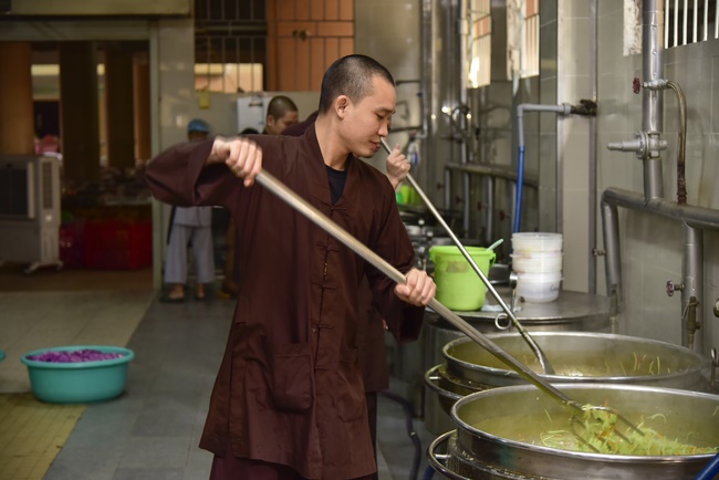 Người công quả - sự hi sinh thầm lặng