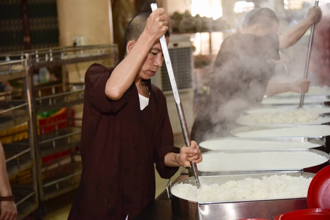 Người công quả - sự hi sinh thầm lặng