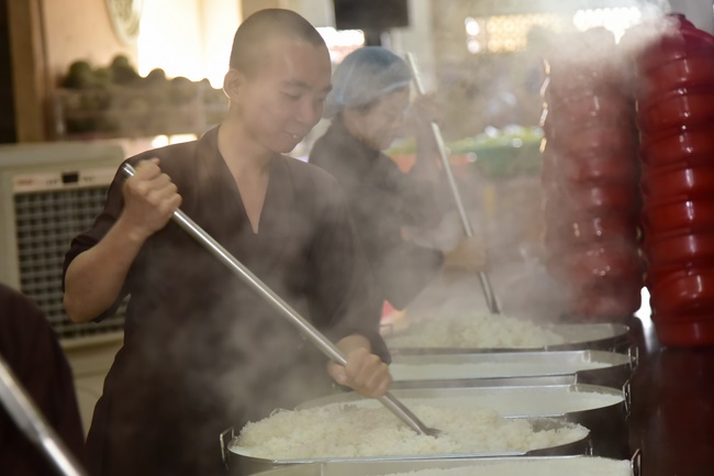Người công quả - sự hi sinh thầm lặng