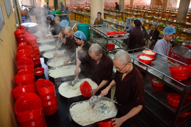 Người công quả - sự hi sinh thầm lặng