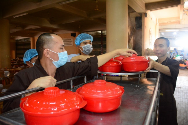 Người công quả - sự hi sinh thầm lặng