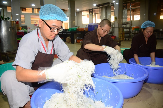 Người công quả - sự hi sinh thầm lặng