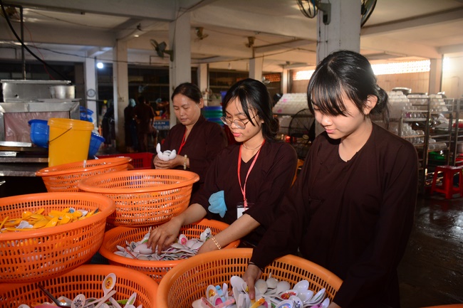 Người công quả - sự hi sinh thầm lặng