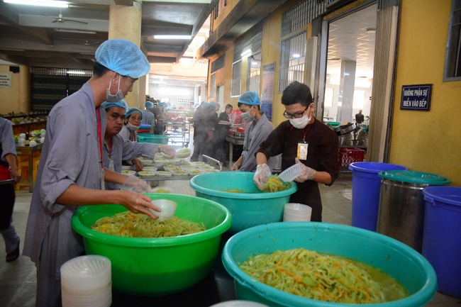 Người công quả - sự hi sinh thầm lặng