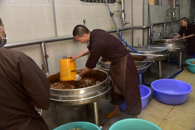 Người công quả - sự hi sinh thầm lặng