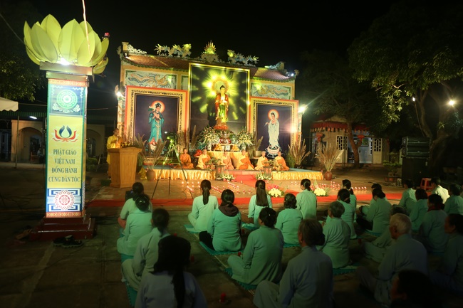 Flower Lantern commemorating Amitabha Buddha at Dong Cao Pagoda