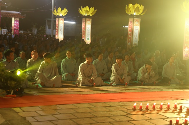 Flower Lantern commemorating Amitabha Buddha at Dong Cao Pagoda