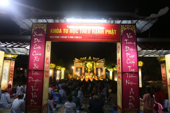Flower Lantern commemorating Amitabha Buddha at Dong Cao Pagoda